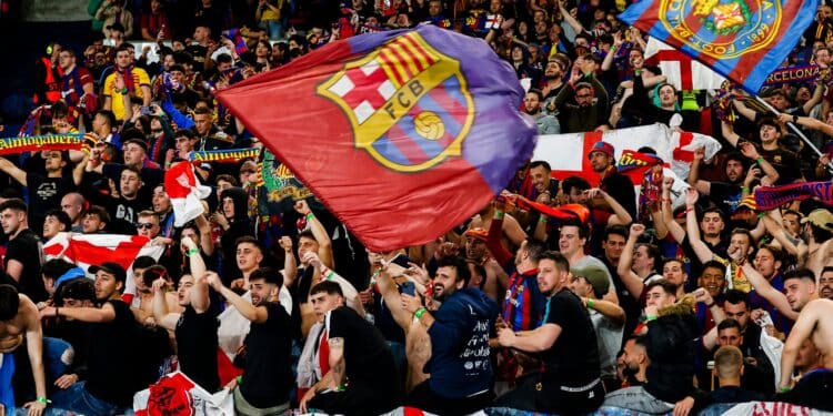 El Barcelona Suspende A Tres Aficionados Por 'Saludos Nazis E Insultos Racistas' Contra El Psg