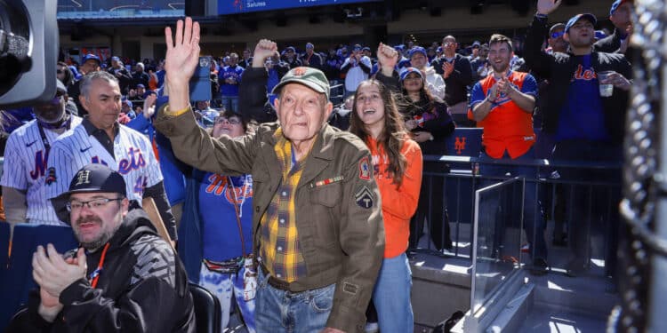La Celebridad De Los Mets, Seymour Weiner, De 97 Años, Ha Escuchado Tus Chistes Y Le Encantan.